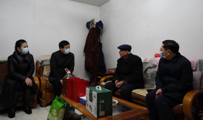 省国资委党委委员、副主任任兴文春节前夕带队走访慰问尊龙凯时集团老党员