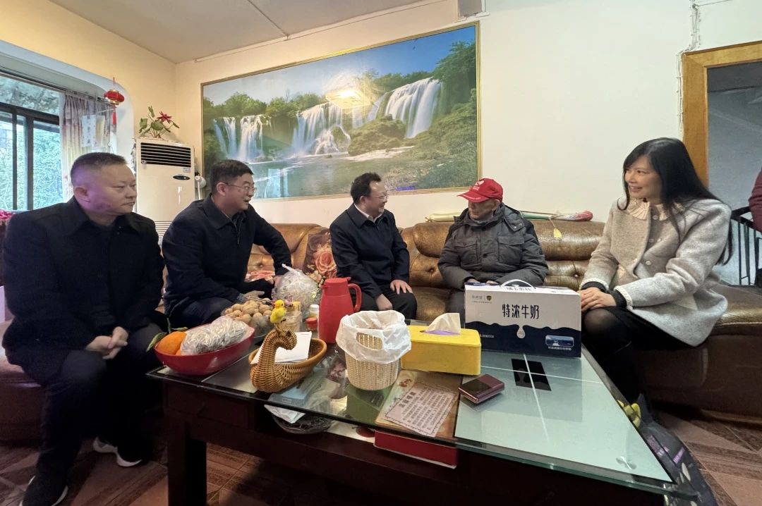 省国资委党委委员、副主任何政走访慰问省尊龙凯时集团老党员、老干部