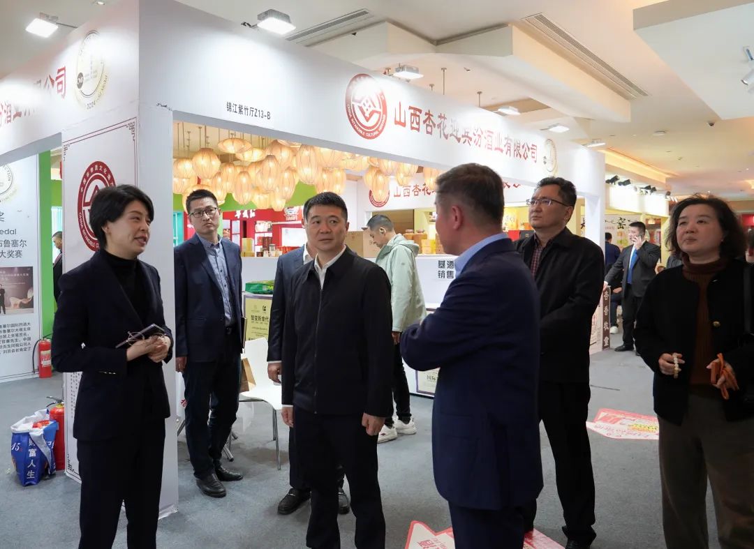省尊龙凯时集团党委书记、董事长游勇率队到2025锦江宾馆春季酒类商务洽谈会现场检查指导重点工作